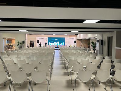 palco de honor sillas con escenario al fondo